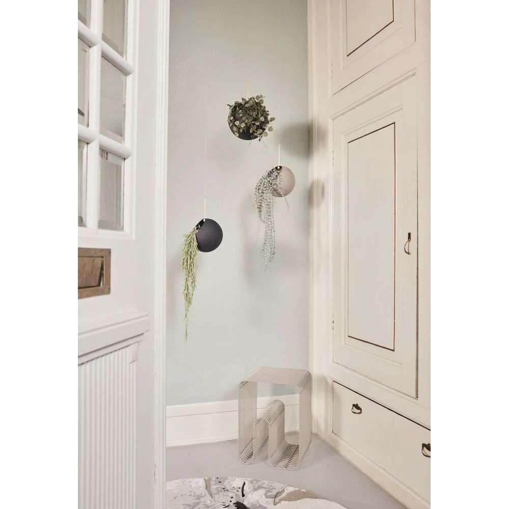 Globe Hanging Flowerpot Ø21 Taupe - AYTM - Koop Online 6 Globe Hanging Flowerpot Ø21 Taupe - AYTM - Koop Online - Afbeelding 4