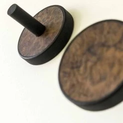 Wandkleerhanger Met Kostbaar Noten Wortelnotenhout 2 Stuks - Casimiro -Kortingswinkel voor woondecoratie appendiabiti a muro con legno pregiato di radica di noce 2 pezzi casimiro 2