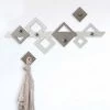 Witte En Beige Houten Muurhanger Modern Geometrisch Ontwerp - Klimt -Kortingswinkel voor woondecoratie appendiabiti da parete in legno bianco e beige design moderno geometrico klimt