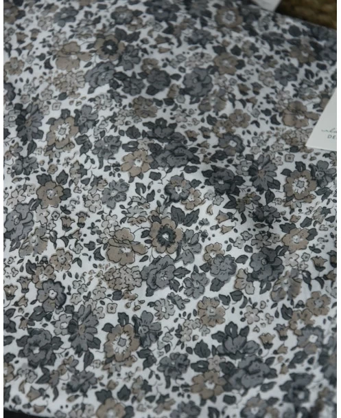 Gebloemde Kussenhoes Met Grijze En Taupe Bloemen, IB Laursen 3 Gebloemde Kussenhoes Met Grijze En Taupe Bloemen, IB Laursen