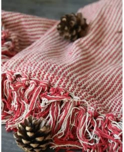 Geweven Woonkleed/ Sprei Gebroken Wit Met Fijne Rode Strepen, IB Laursen -Kortingswinkel voor woondecoratie geweven woonkleed sprei gebroken wit met fijne rode strepen ib laursen 1 4