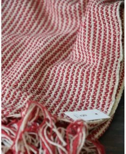 Geweven Woonkleed/ Sprei Gebroken Wit Met Fijne Rode Strepen, IB Laursen -Kortingswinkel voor woondecoratie geweven woonkleed sprei gebroken wit met fijne rode strepen ib laursen 1 7