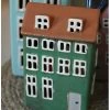 Groen Pakhuis Nyhavn Theelicht Met Lichte Ramen En Dakkapellen, IB Laursen -Kortingswinkel voor woondecoratie groen pakhuis nyhavn theelicht met lichte ramen en dakkapellen ib laursen