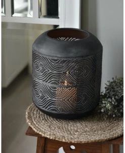 Groot Rond Metalen Windlicht Met Sierlijk Glooiend Gaatjes Patroon -Kortingswinkel voor woondecoratie groot rond metalen windlicht met sierlijk gaatjes patroon 2