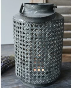 Hoge Lantaarn Van Metaal Met Gaatjes Patroon En Hengsel