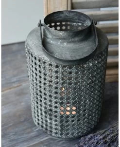 Hoge Lantaarn Van Metaal Met Gaatjes Patroon En Hengsel -Kortingswinkel voor woondecoratie hoge lantaarn van metaal met gaatjes patroon en hengsel 5