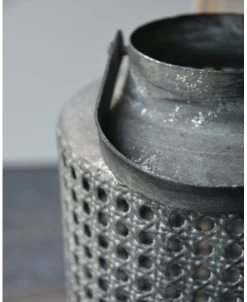 Hoge Lantaarn Van Metaal Met Gaatjes Patroon En Hengsel -Kortingswinkel voor woondecoratie hoge lantaarn van metaal met gaatjes patroon en hengsel 6