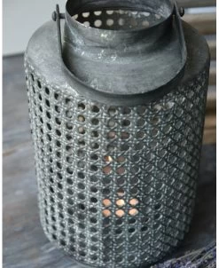 Hoge Lantaarn Van Metaal Met Gaatjes Patroon En Hengsel -Kortingswinkel voor woondecoratie hoge lantaarn van metaal met gaatjes patroon en hengsel 7