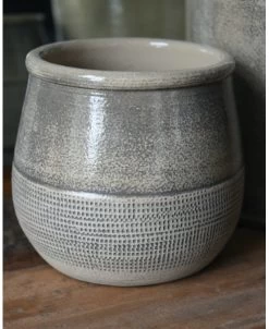 Klei Grijze Pot Iets Bol Met Gewerkte Onderrand, IB Laursen -Kortingswinkel voor woondecoratie klei grijze pot iets bol met gewerkte onderrand ib laursen 2