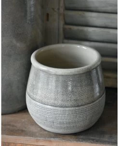 Klei Grijze Pot Iets Bol Met Gewerkte Onderrand, IB Laursen