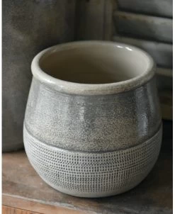 Klei Grijze Pot Iets Bol Met Gewerkte Onderrand, IB Laursen -Kortingswinkel voor woondecoratie klei grijze pot iets bol met gewerkte onderrand ib laursen 5