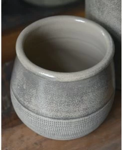 Klei Grijze Pot Iets Bol Met Gewerkte Onderrand, IB Laursen -Kortingswinkel voor woondecoratie klei grijze pot iets bol met gewerkte onderrand ib laursen 7