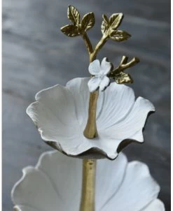 Kleine Etagere Bloem In Antiek Wit En Goud, Sieraden/bonbon Schaaltje -Kortingswinkel voor woondecoratie kleine etagere bloem in antiek wit en goud sieradenbonbon schaaltje 1