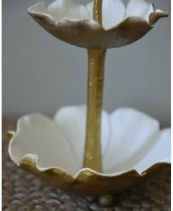 Kleine Etagere Bloem In Antiek Wit En Goud, Sieraden/bonbon Schaaltje -Kortingswinkel voor woondecoratie kleine etagere bloem in antiek wit en goud sieradenbonbon schaaltje 2