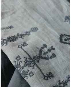 Kussen Hoes Linnenlook Met Grijs Borduursel, IB Laursen 12 Kussen Hoes Linnenlook Met Grijs Borduursel, IB Laursen -Kortingswinkel voor woondecoratie kussenhoes linnenlook met grijs borduursel ib laursen 2