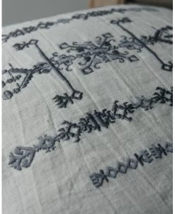 Kussen Hoes Linnenlook Met Grijs Borduursel, IB Laursen 14 Kussen Hoes Linnenlook Met Grijs Borduursel, IB Laursen -Kortingswinkel voor woondecoratie kussenhoes linnenlook met grijs borduursel ib laursen 4