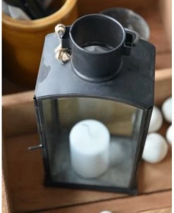 Lantaarn Metaal Zwart En Glas Met Hengsel, IB Laursen -Kortingswinkel voor woondecoratie lantaarn metaal zwart en glas met hengsel ib laursen 2