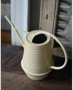 Metalen Gieter In Zacht Geel 0.95 Liter, IB Laursen -Kortingswinkel voor woondecoratie metalen gieter in zacht geel 095 liter ib laursen 2