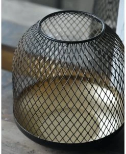 Metalen Windlicht Met Ruit-effect Zwart Met Goud Kleurig Binnenwerk -Kortingswinkel voor woondecoratie metalen windlicht met ruit effect zwart met goud kleurig binnenwerk 2