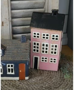 Nyhavn Pakhuis Theelicht Roze Met Zwart Dak En Schoorsteen, IB Laursen -Kortingswinkel voor woondecoratie nyhavn pakhuis theelicht roze met zwart dak en schoorsteen ib laursen 3