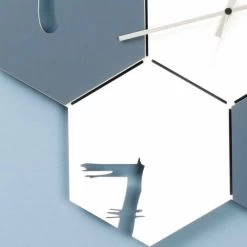 Grote Wandklok In Gekleurd Hout Zeshoekig Modern Design - Nidodape -Kortingswinkel voor woondecoratie orologio a muro grande in legno colorato design moderno esagonale nidodape 3