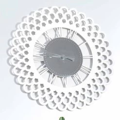 Witte Houten Wandklok Groot En Modern Bloemmotief - Gerbera