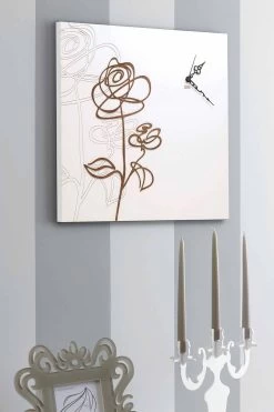 Witte Vierkante Houten Wandklok Met Moderne Roze Decoratie - Sneeuwklokje 9 Witte Vierkante Houten Wandklok Met Moderne Roze Decoratie - Sneeuwklokje -Kortingswinkel voor woondecoratie orologio a parete in legno bianco quadrato con decoro a rosa moderno bucaneve 3