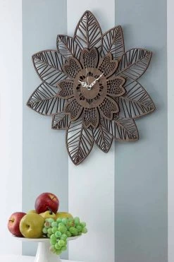 Wandklok In Licht Of Donker Hout Met Een Modern Bloemmotief - Aquilegia -Kortingswinkel voor woondecoratie orologio a parete in legno chiaro o scuro dal design moderno a fiore aquilegia 4