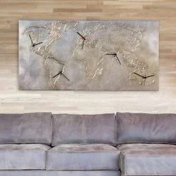 Moderne Klok Met Vijf Wijzerplaten Met De Miles-wereld