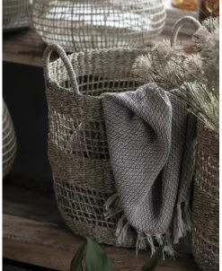 Ronde Mand Met Opgewerkte Structuur Middel Met Handvaten, IB Laursen -Kortingswinkel voor woondecoratie ronde mand met opgewerkte structuur middel met handvaten ib laursen 5