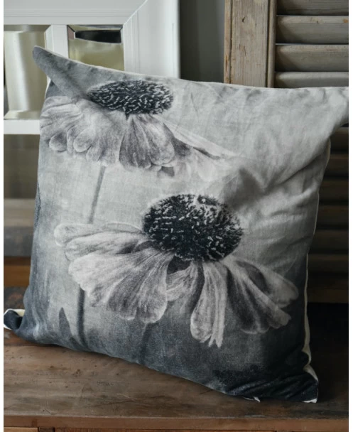 Velours Kussen Met Bloemen In Grijs Tinten En Een Vleugje Rosé 3 Velours Kussen Met Bloemen In Grijs Tinten En Een Vleugje Rosé