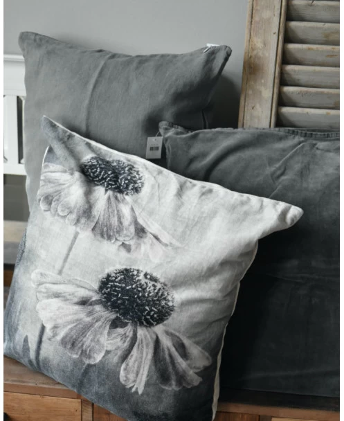 Velours Kussen Met Bloemen In Grijs Tinten En Een Vleugje Rosé 4 Velours Kussen Met Bloemen In Grijs Tinten En Een Vleugje Rosé - Afbeelding 2