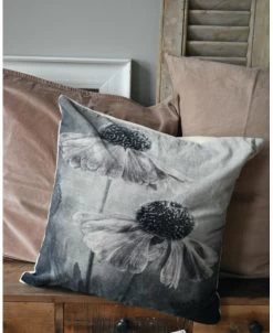 Velours Kussen Met Bloemen In Grijs Tinten En Een Vleugje Rosé 10 Velours Kussen Met Bloemen In Grijs Tinten En Een Vleugje Rosé -Kortingswinkel voor woondecoratie velours kussen met bloemen in grijs tinten en een vleugje rose 1 2