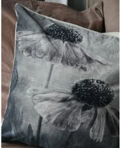 Velours Kussen Met Bloemen In Grijs Tinten En Een Vleugje Rosé 11 Velours Kussen Met Bloemen In Grijs Tinten En Een Vleugje Rosé -Kortingswinkel voor woondecoratie velours kussen met bloemen in grijs tinten en een vleugje rose 1 3