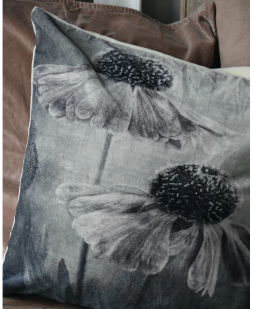 Velours Kussen Met Bloemen In Grijs Tinten En Een Vleugje Rosé 6 Velours Kussen Met Bloemen In Grijs Tinten En Een Vleugje Rosé - Afbeelding 4