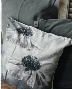 Velours Kussen Met Bloemen In Grijs Tinten En Een Vleugje Rosé 12 Velours Kussen Met Bloemen In Grijs Tinten En Een Vleugje Rosé -Kortingswinkel voor woondecoratie velours kussen met bloemen in grijs tinten en een vleugje rose 1 4