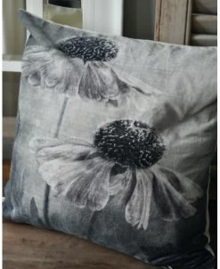 Velours Kussen Met Bloemen In Grijs Tinten En Een Vleugje Rosé 13 Velours Kussen Met Bloemen In Grijs Tinten En Een Vleugje Rosé -Kortingswinkel voor woondecoratie velours kussen met bloemen in grijs tinten en een vleugje rose 1 5