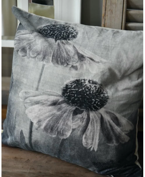 Velours Kussen Met Bloemen In Grijs Tinten En Een Vleugje Rosé 8 Velours Kussen Met Bloemen In Grijs Tinten En Een Vleugje Rosé - Afbeelding 6