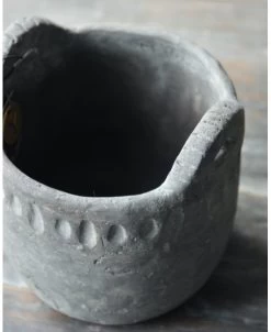 Vintage Grijze Pot Met Reliëf En Oortjes Groot, Brynxz -Kortingswinkel voor woondecoratie vintage grijze pot met relief en oortjes groot brynxz 2