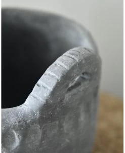 Vintage Grijze Pot Met Reliëf En Oortjes Groot, Brynxz -Kortingswinkel voor woondecoratie vintage grijze pot met relief en oortjes groot brynxz 3