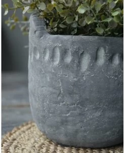 Vintage Grijze Pot Met Reliëf En Oortjes Groot, Brynxz -Kortingswinkel voor woondecoratie vintage grijze pot met relief en oortjes groot brynxz 5