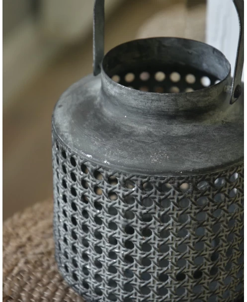 Windlicht Met Hengsel Van Metaal Met Geweven Gaatjes Patroon 4 Windlicht Met Hengsel Van Metaal Met Geweven Gaatjes Patroon - Afbeelding 2