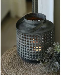 Windlicht Met Hengsel Van Metaal Met Geweven Gaatjes Patroon