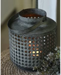 Windlicht Met Hengsel Van Metaal Met Geweven Gaatjes Patroon 13 Windlicht Met Hengsel Van Metaal Met Geweven Gaatjes Patroon -Kortingswinkel voor woondecoratie windlicht met hengsel van metaal met geweven gaatjes patroon 5